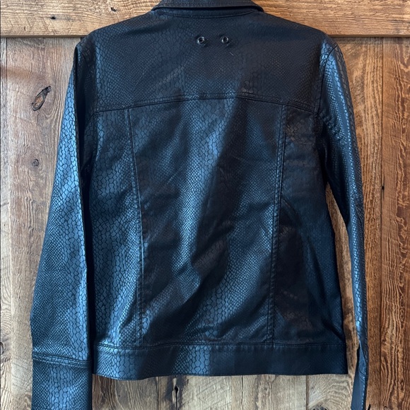 Pam & Gela Black snake skin Textured Faux Leather Trucker Jacket - Picture 5 of 6